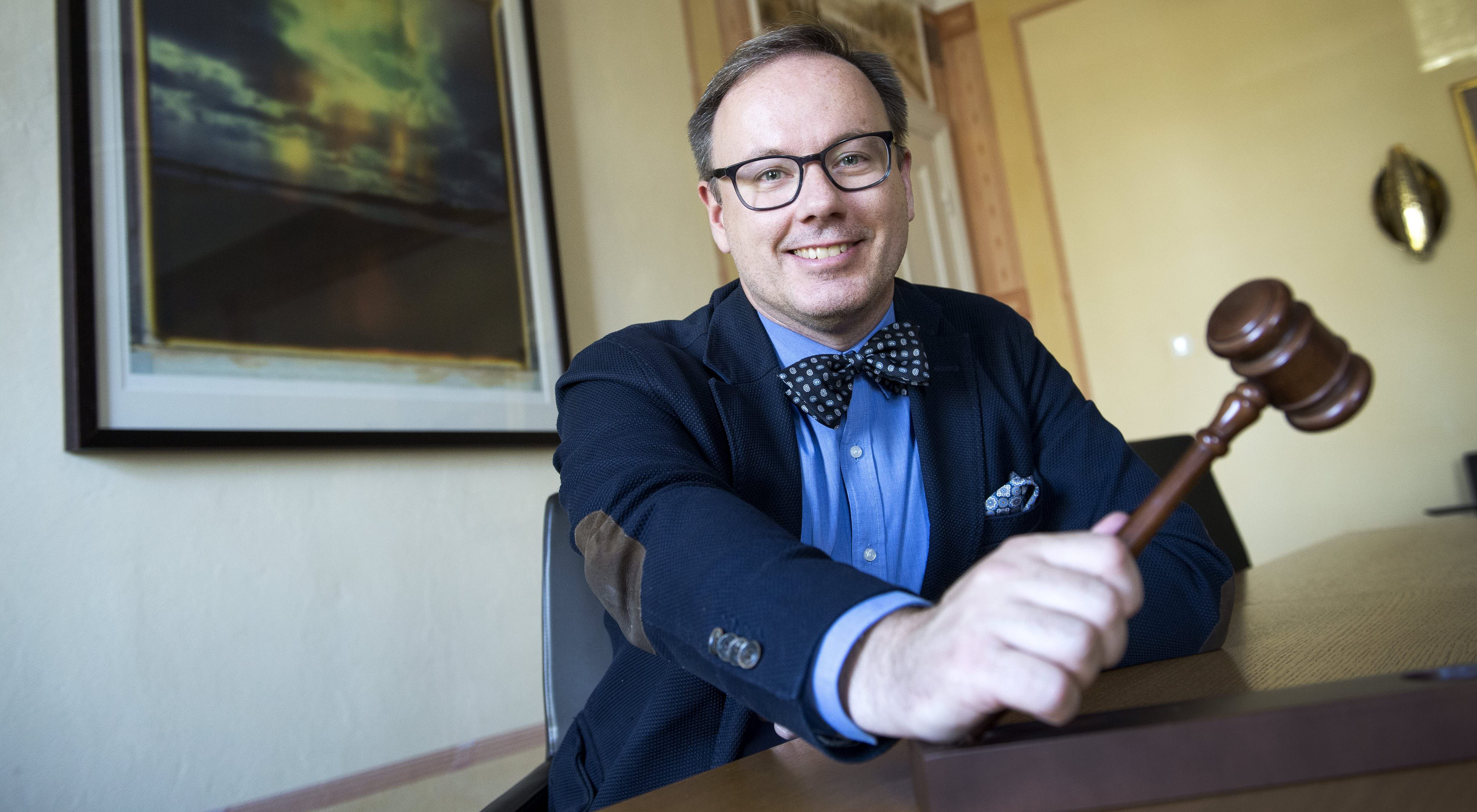 Regionfullmäktiges ordförande Magnus Berntsson är sitter med sin ordförandeklubba