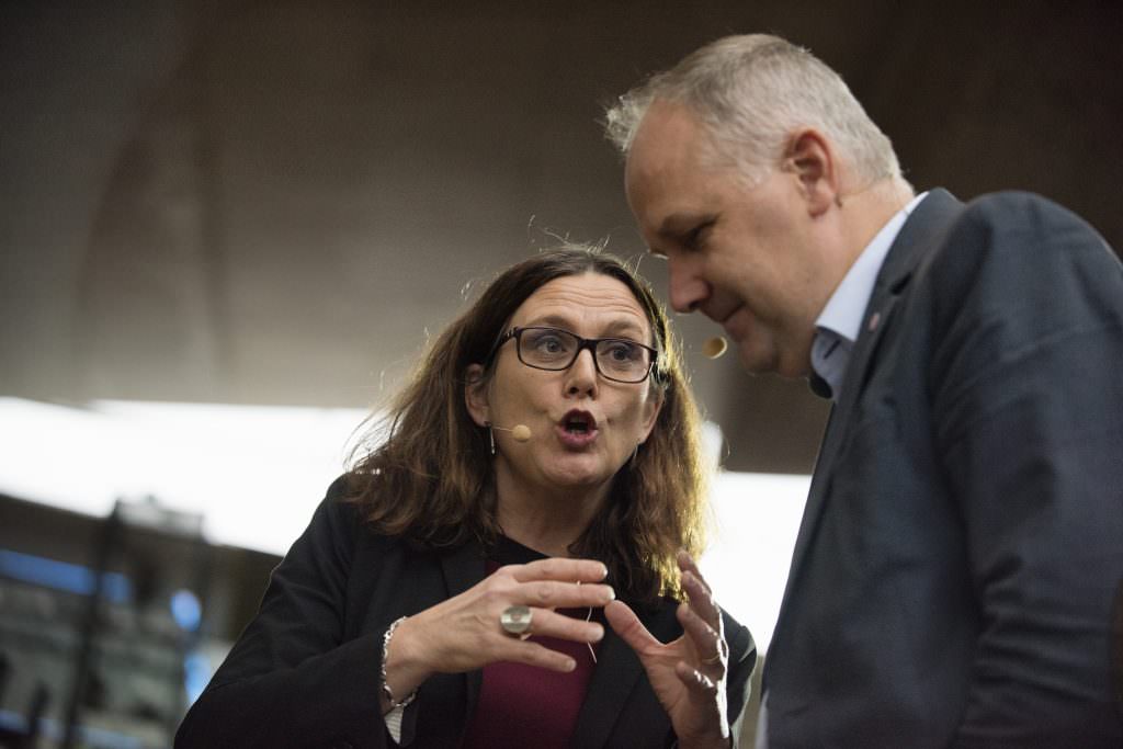 EU-kommissionären Cecilia Malmström, vänsterpartiets ordförande Jonas Sjöstedt debatterar.