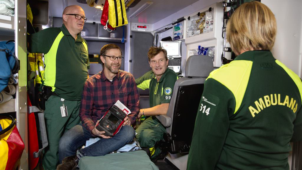 Pär Karlsson Jan-Otto Andersson Reine Låstberg och med ryggen åt kameran Susanne Håkansson Ambulansstation i Skövde Jan-Otto utbildningsledare håller i en hjärtstartare