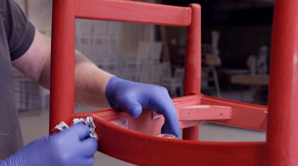 En röd stol som renoveras