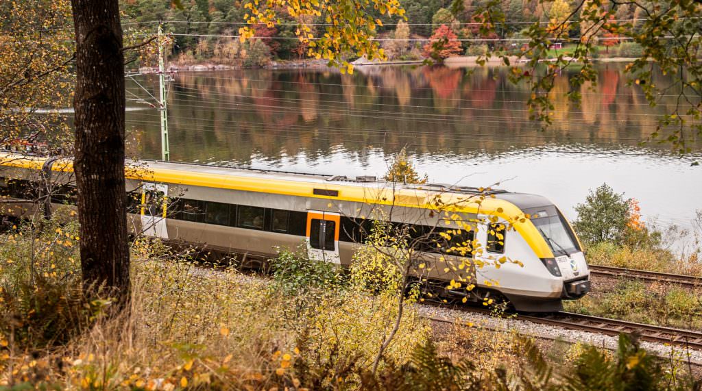 Ett tåg från Västtrafik som kör genom ett höstlandskap