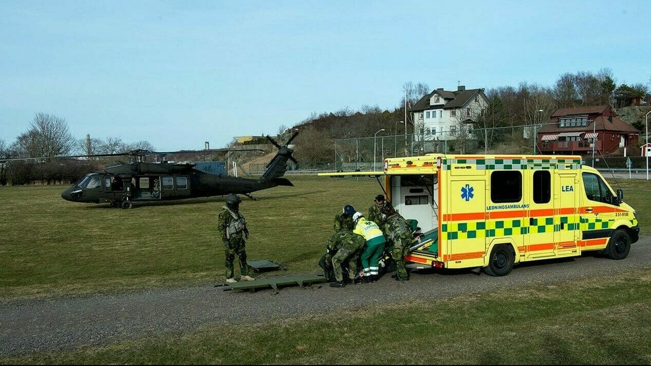 En helikopter och en ambulans