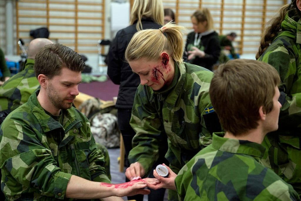 Personer som sminkas så att de ska se skadade ut