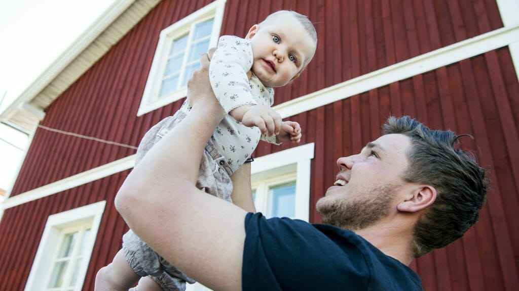 Tobias Pettersson som blev pappa till Agnes för nio månader sedan och tycker det är självklart med ett jämlikt föräldraskap. Foto: Kent Eng
