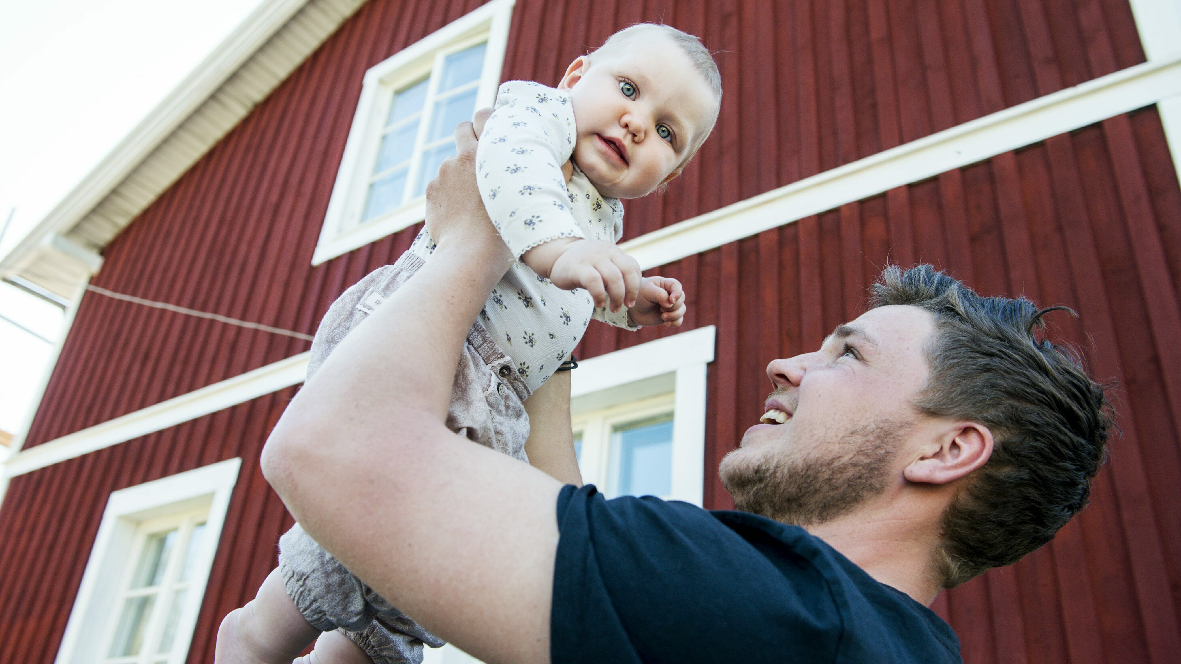 Tobias Pettersson som blev pappa till Agnes för nio månader sedan och tycker det är självklart med ett jämlikt föräldraskap. Foto: Kent Eng