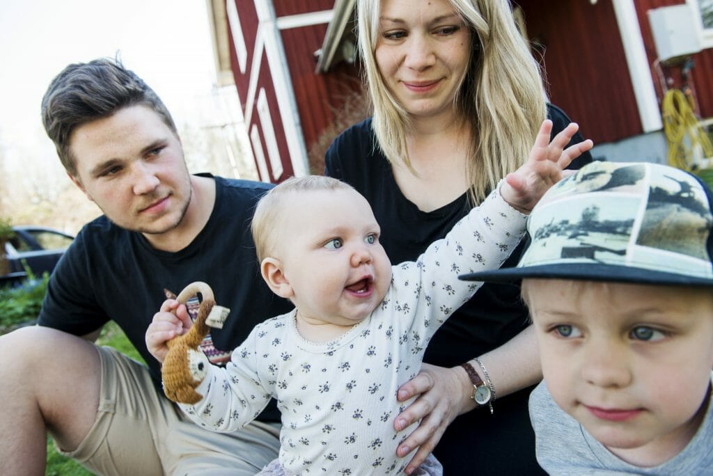 Tobias Pettersson och Emellan Rosenbaum med barnen Agnes och Sebastian 4 .Foto: Kent Eng