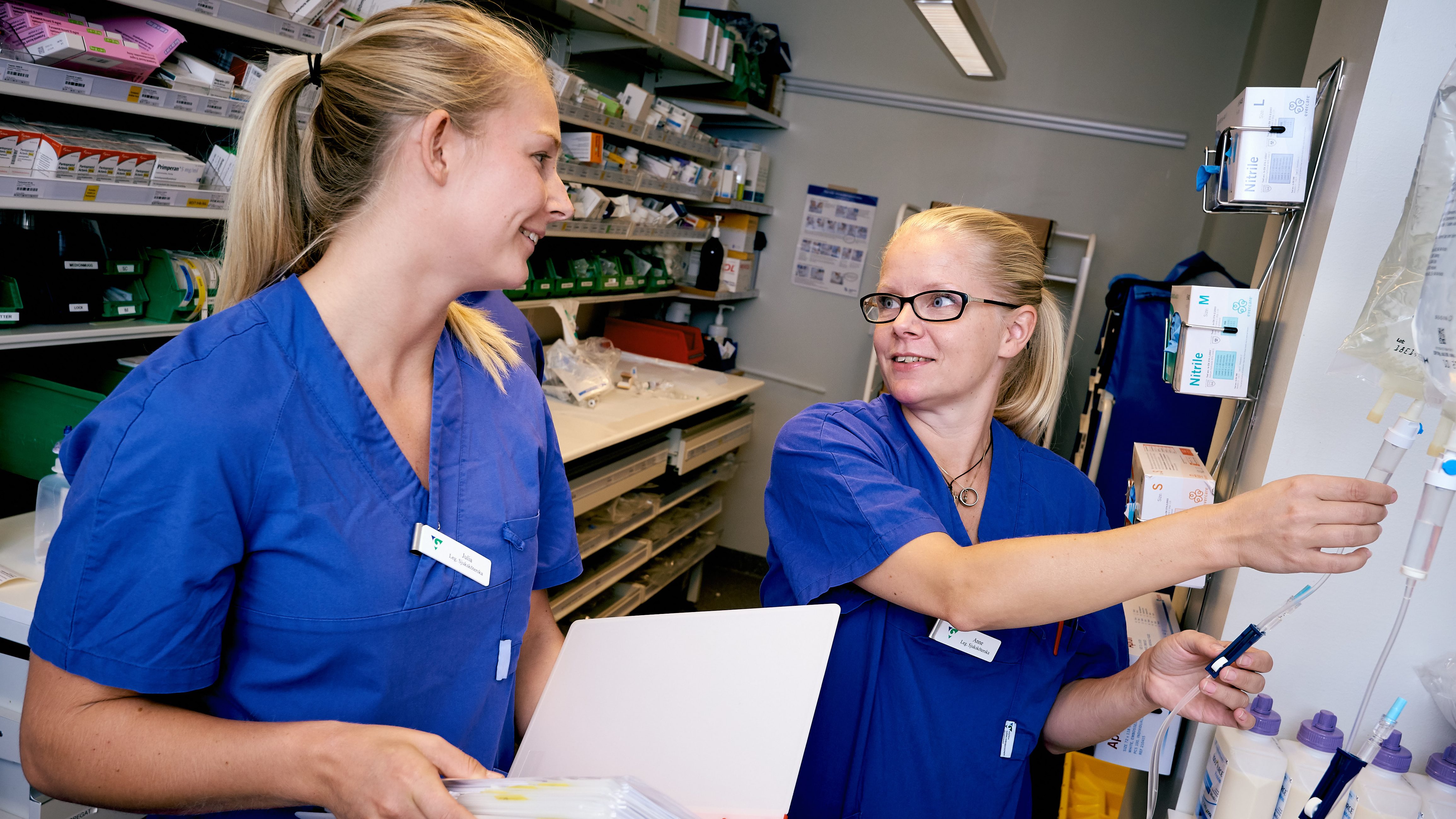 Julia Ehn och Anne Stadin är två av 47 nyutexaminerade sjuksköterskor på Skaraborgs Sjukhus i Skövde som inleder sin anställning med kliniskt basår