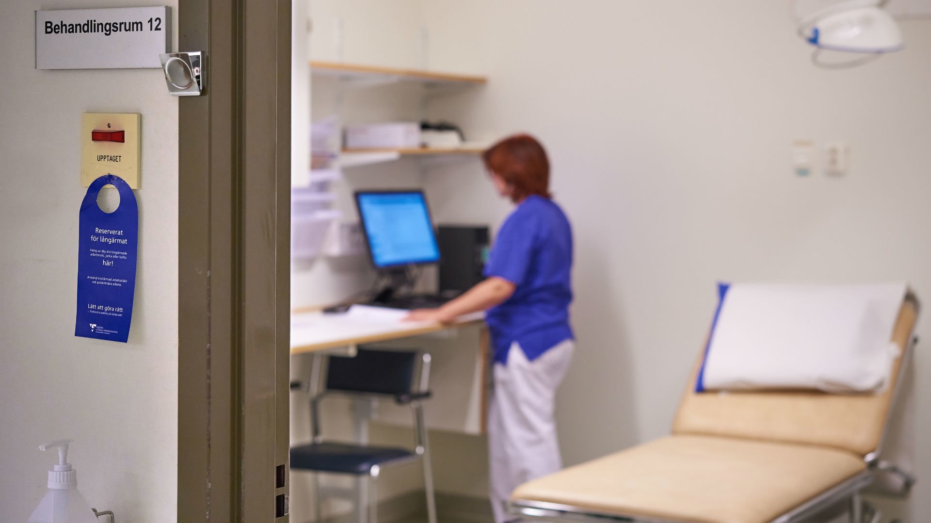 Läkare väntar på patient. Foto: Johan Främst, Skaraborgs sjukhus.
