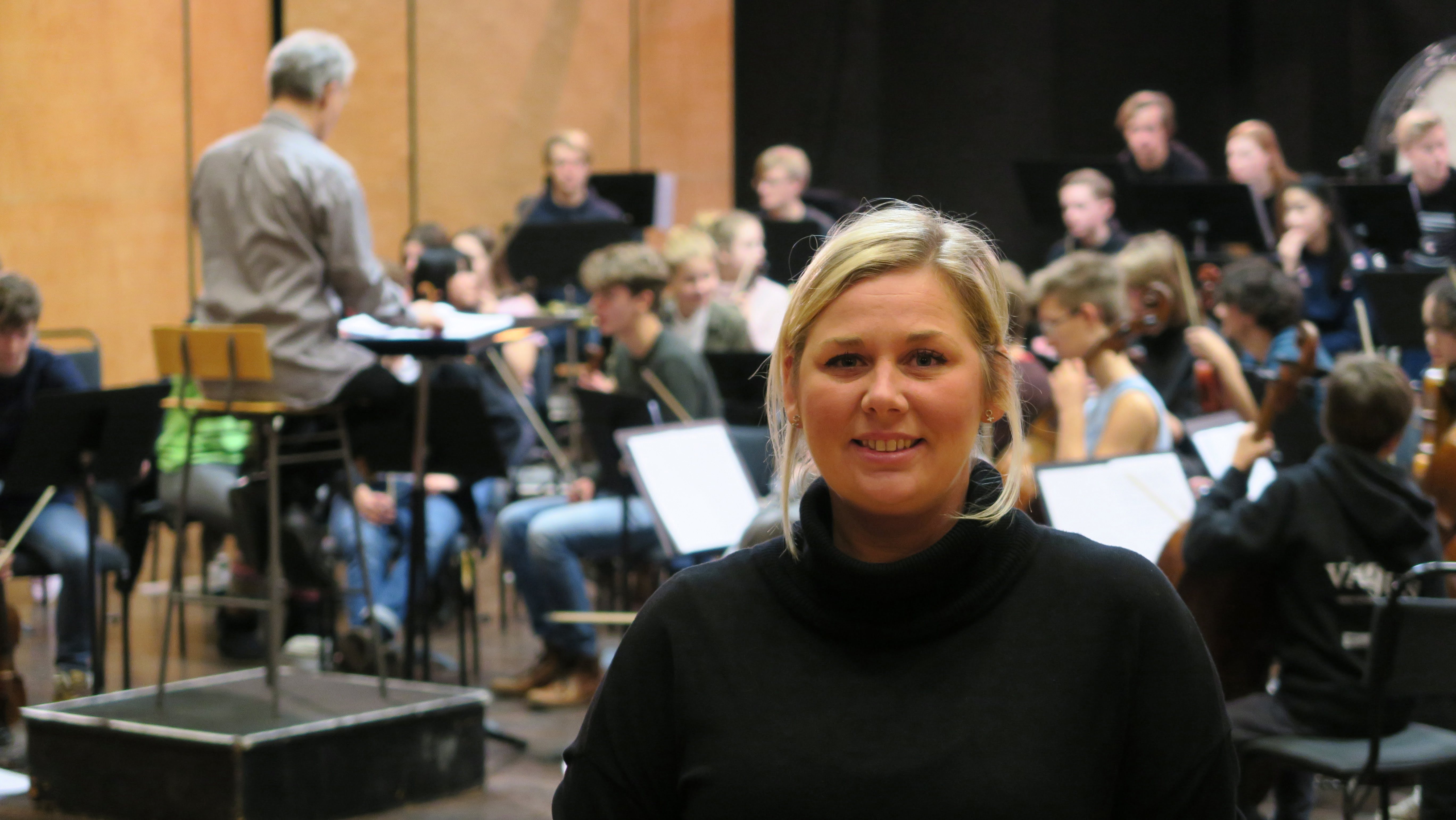 Agnes Lundin framför Vägus när de repeterar