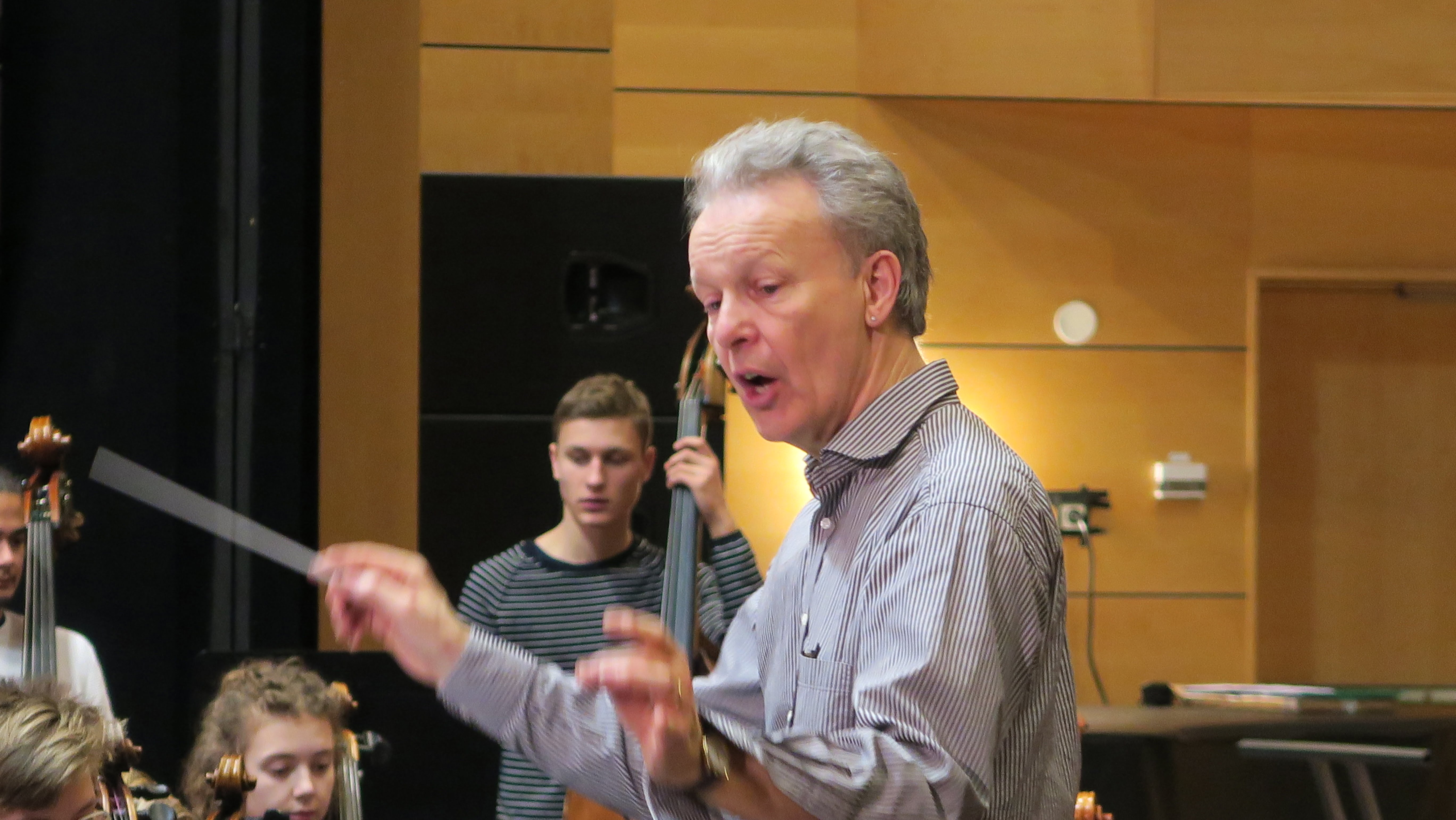 Dirigent Simon Phipps under repetitioner med Vägus