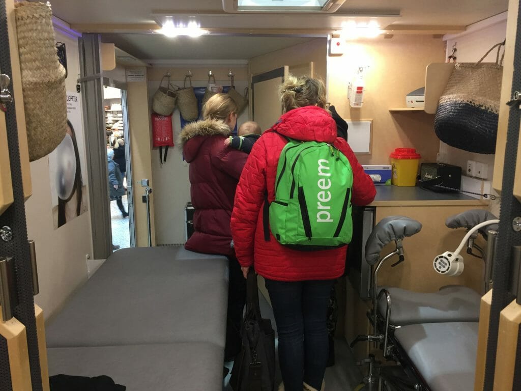 Insidan av Närhälsans buss för sexuell hälsa