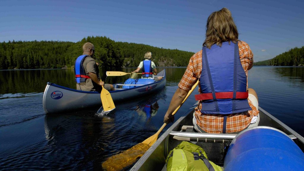 Människor som paddlar kanot. Foto: Göran Assner