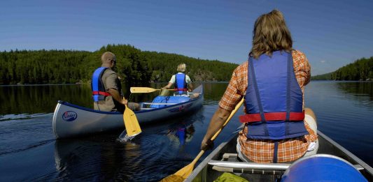 Människor som paddlar kanot. Foto: Göran Assner