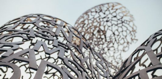 Foto på konstverket ”House of knowledge” av Jaume Plensa