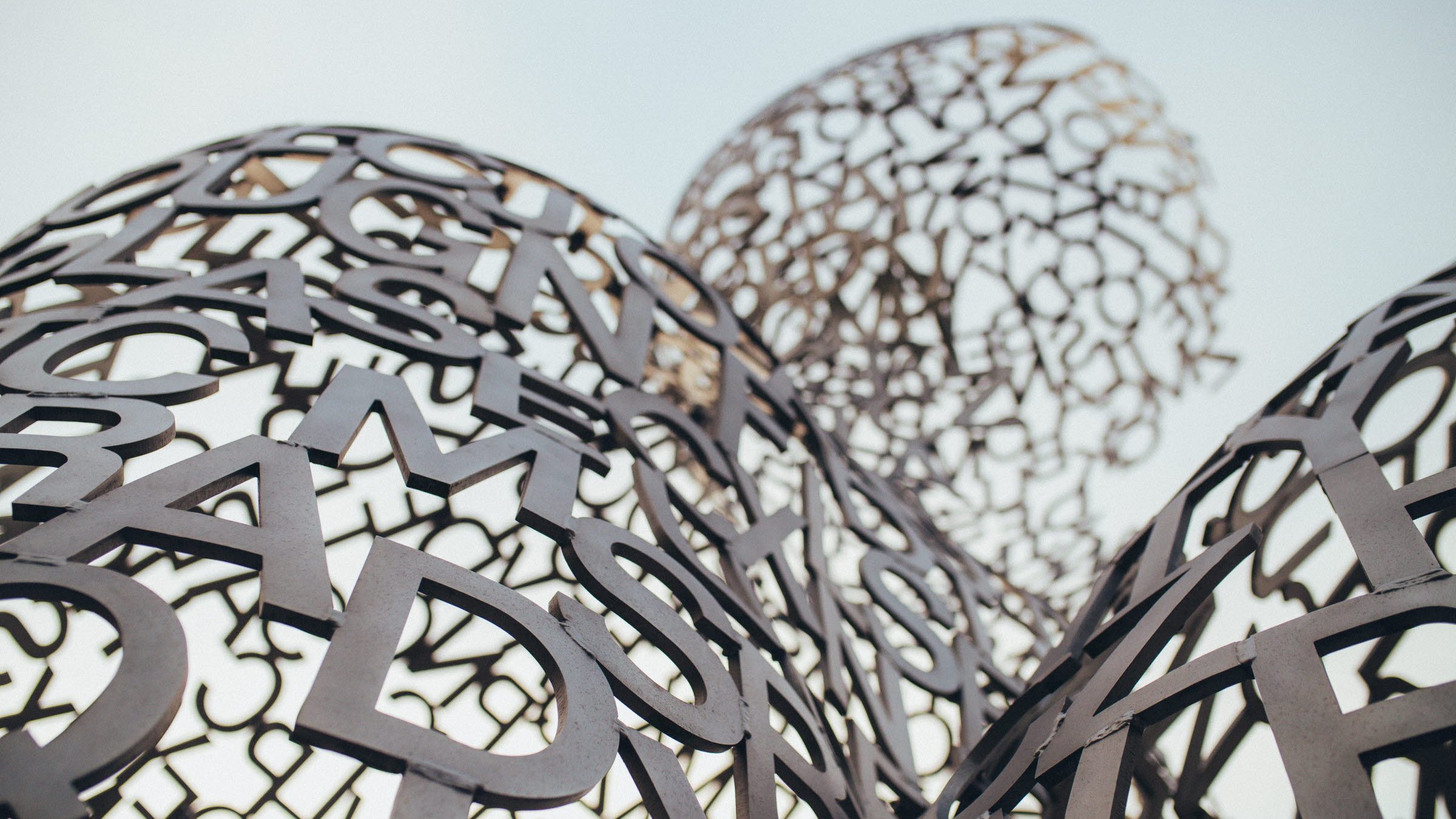 Foto på konstverket ”House of knowledge” av Jaume Plensa