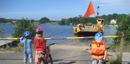 Barm väntar på färjan till Brommö. Foto: Jonny Johansson