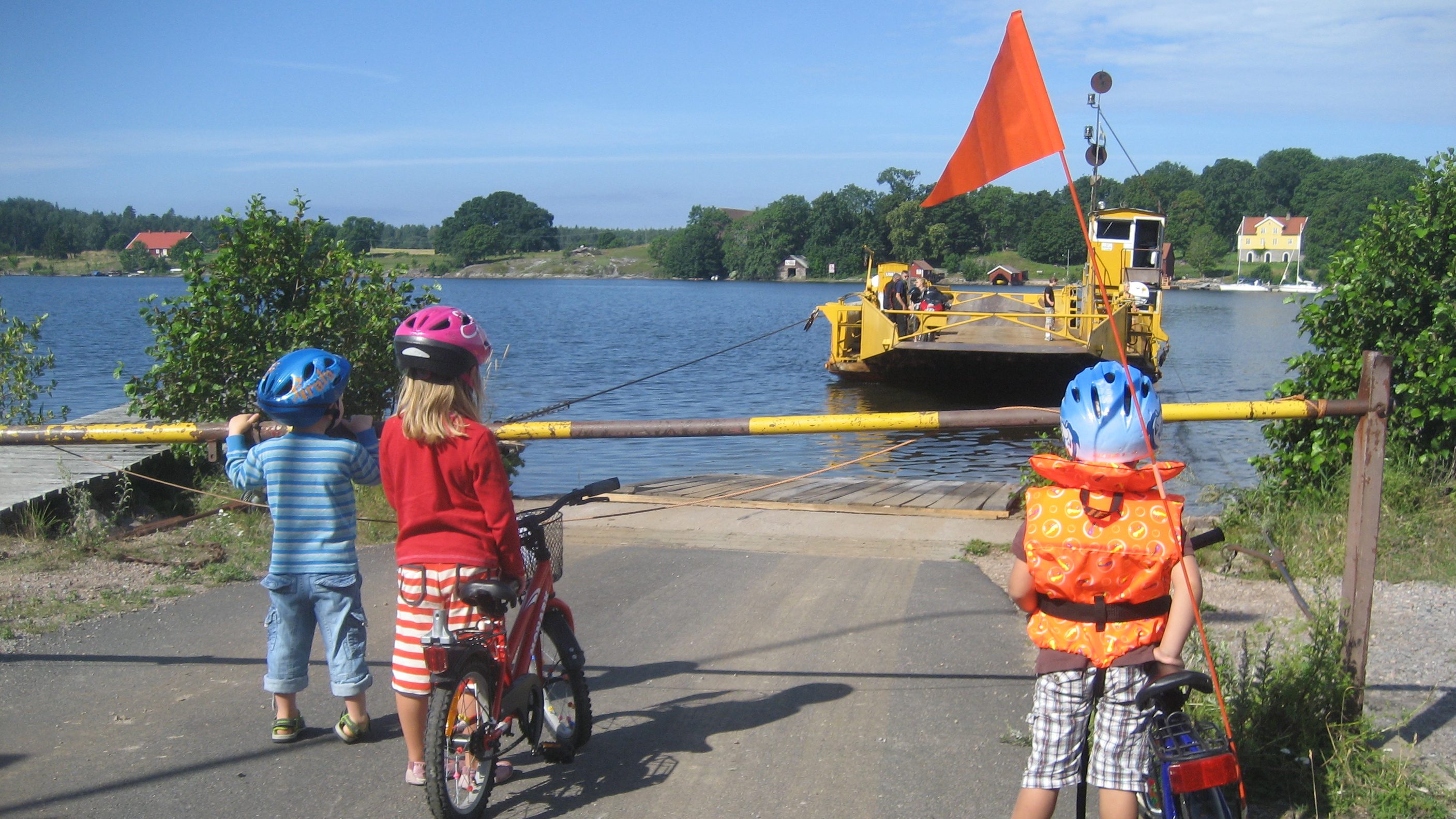 Barm väntar på färjan till Brommö. Foto: Jonny Johansson
