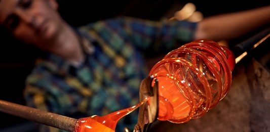 Glasblåsning i Limmared. Foto: Jonas Ingman