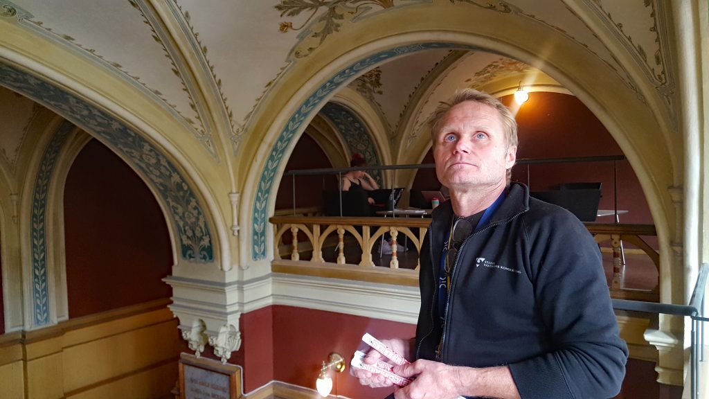 Kurs och tidningsbiblioteket (KTB) uppfördes 1898 som Göteborgs stadsbibliotek och är en av byggnaderna som konservatorn Morgan Denlert och hans kollegor vid SVK har inventerat. Takmålningen i trapphuset till entrén är i jugendstil. Foto: Sanna Ekstedt Larsson