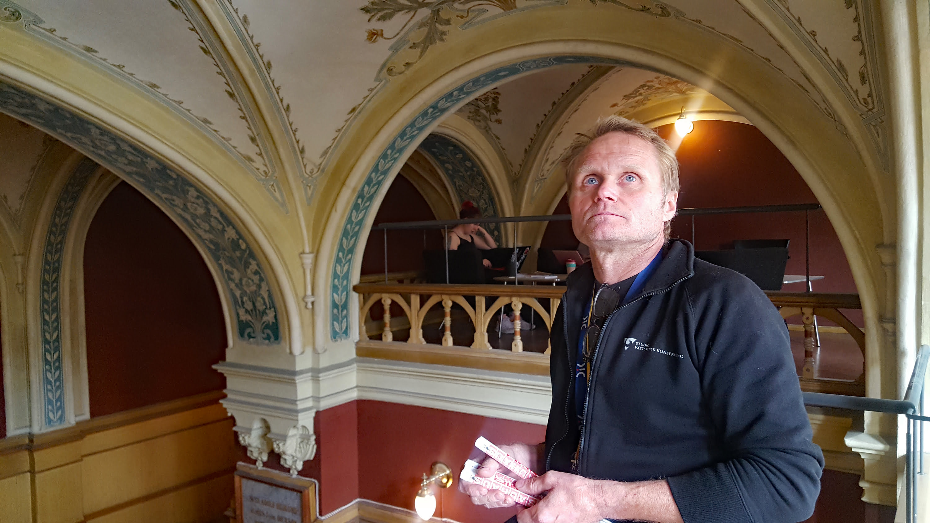 Kurs och tidningsbiblioteket (KTB) uppfördes 1898 som Göteborgs stadsbibliotek och är en av byggnaderna som konservatorn Morgan Denlert och hans kollegor vid SVK har inventerat. Takmålningen i trapphuset till entrén är i jugendstil. Foto: Sanna Ekstedt Larsson