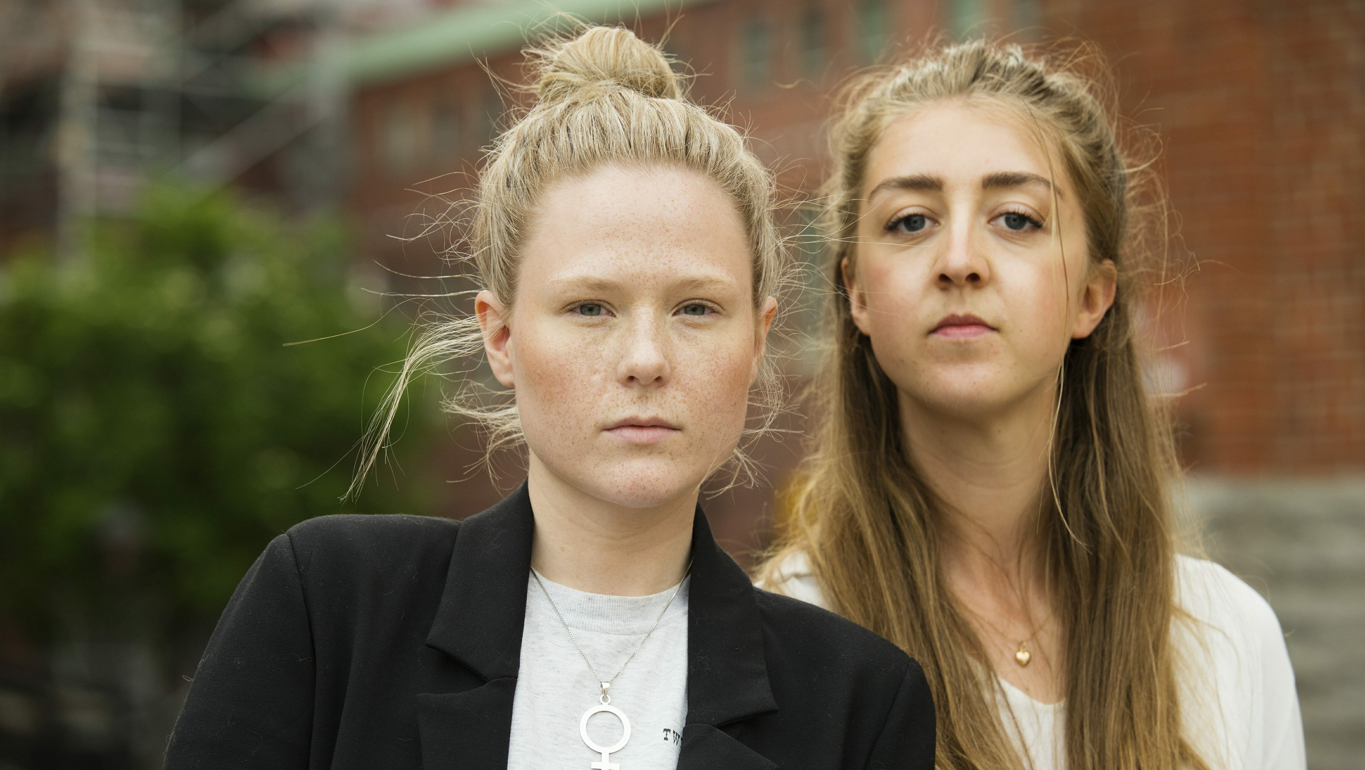 Volontärsamordnare Josephine Kollén och volontär Fanny Skåreby märker tydligt att klimatet i samhället blivit hårdare speciellt för unga tjejer. Foto: Anna Rehnberg