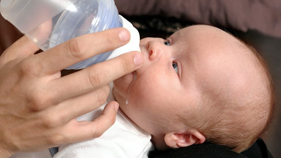 Västra Götalandsregionen och flera kommuner inleder nu ett samarbete med utökade hembesök för nyfödda.