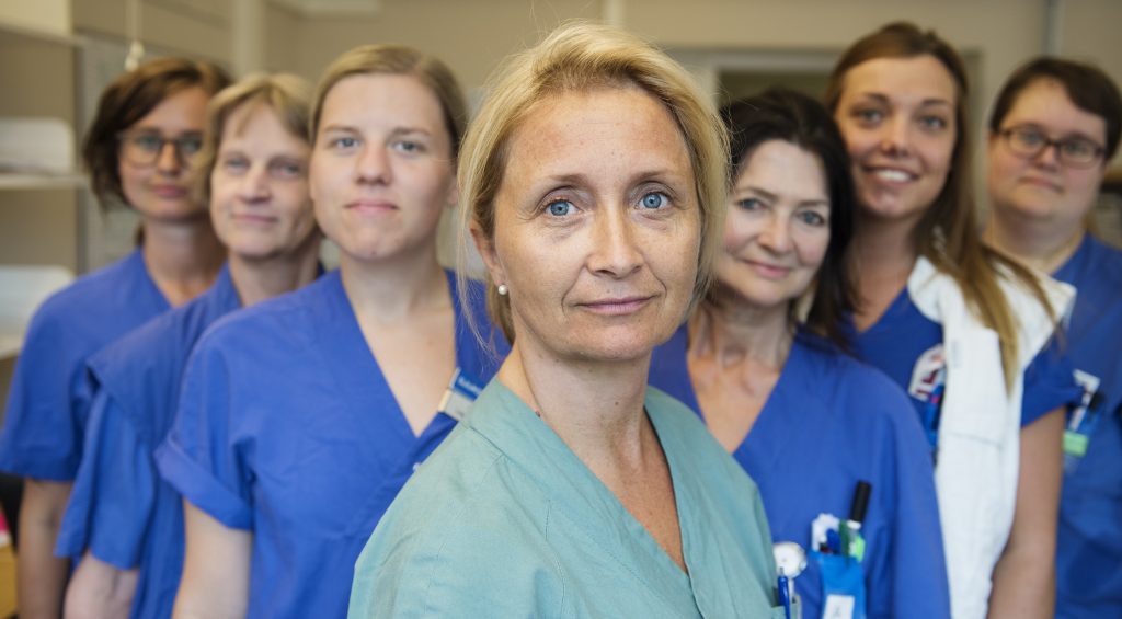 Pernilla Dahm Kähler, med några ur laget ­­– sjuksköterskor och undersköterskor från vårdavdelningen: (från vänster) Rebecca Edlund, Lena Hagberg, Sophie Roos, Pernilla Dahm Kähler, Ana Wickman, Sofie Gustafsson och Josefin Stenqvist. Foto: Anna Rehnberg