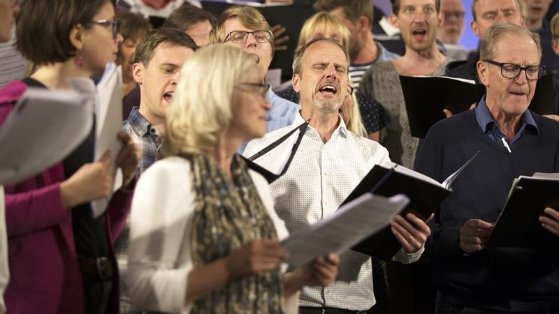 Bild på människor som sjunger i kör