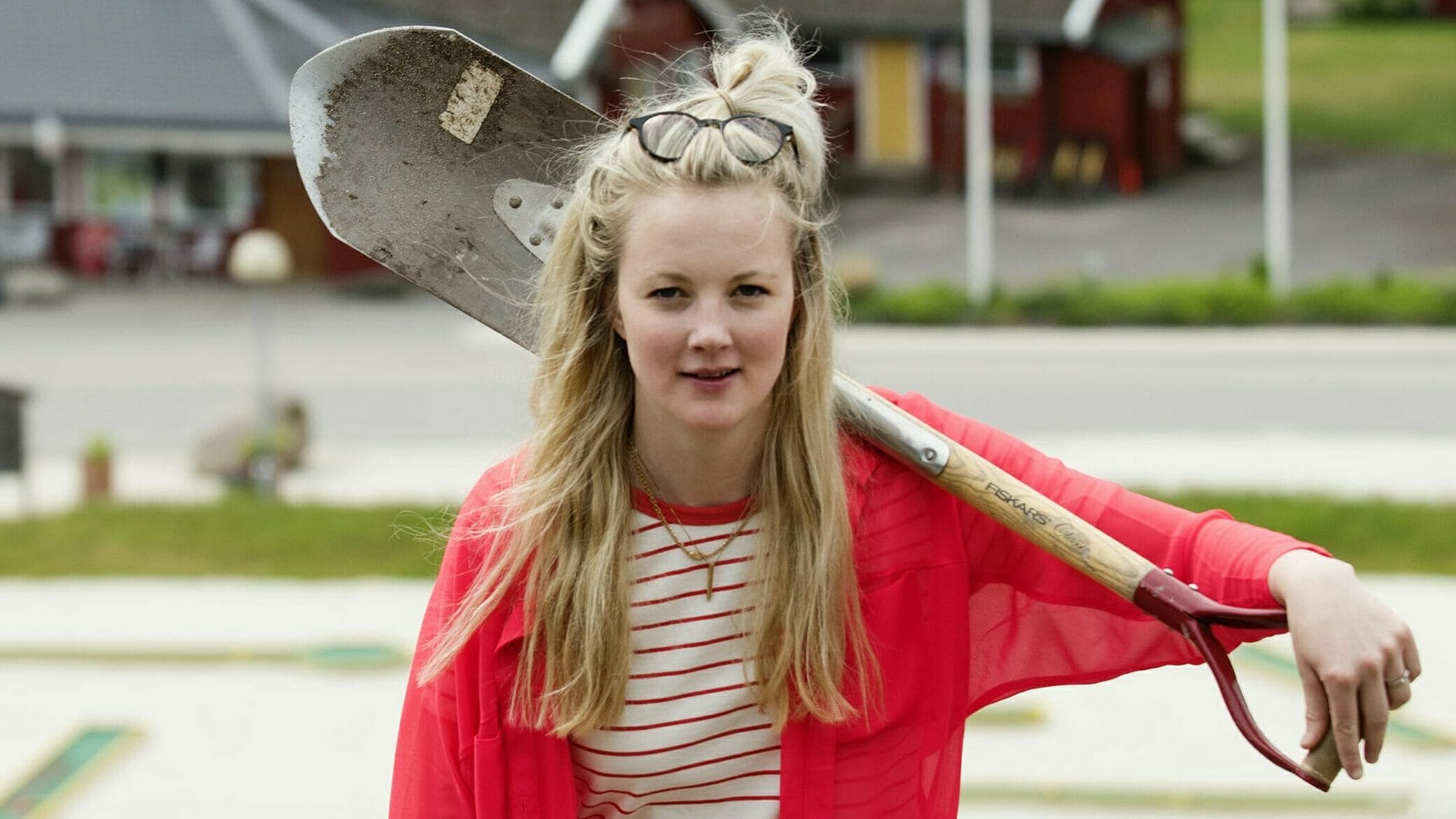 Praktisk, kreativ, envis och med ett vamrt hjärta, så beskriver Marielle sin farmor, en beskrivning som stämmer även på henne själv. I bakgrunden syns den nya minigolfbanan och receptionen med restaurang, kök och servicebutik. Foto: Anna Rehnberg