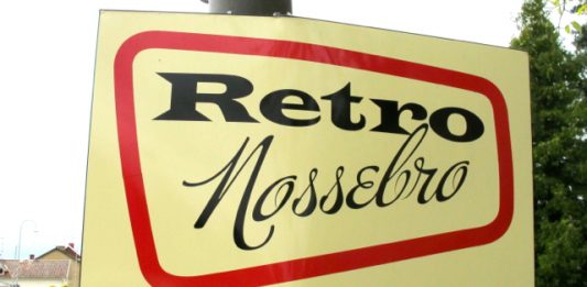 Skylt där det står Retro Nossebro