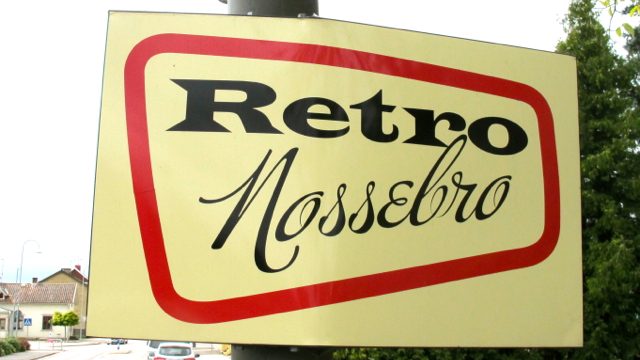 Skylt där det står Retro Nossebro