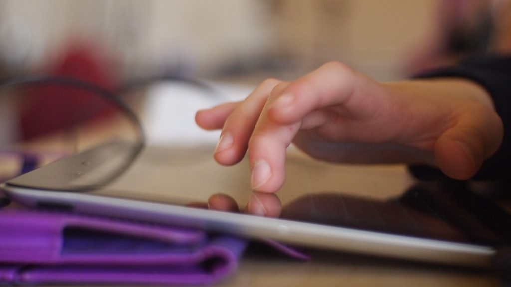 Bild på barn som pekar på en pekskärm.