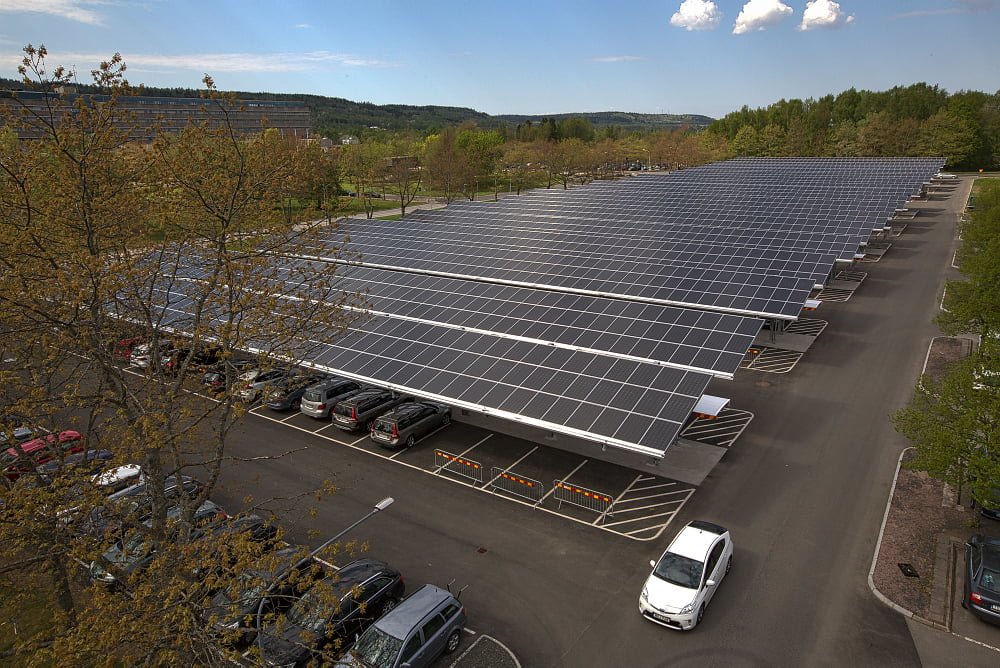 Solcellsparken över parkeringen vid Skaraborgs Sjukhus i Skövde. Foto Västfastigheter