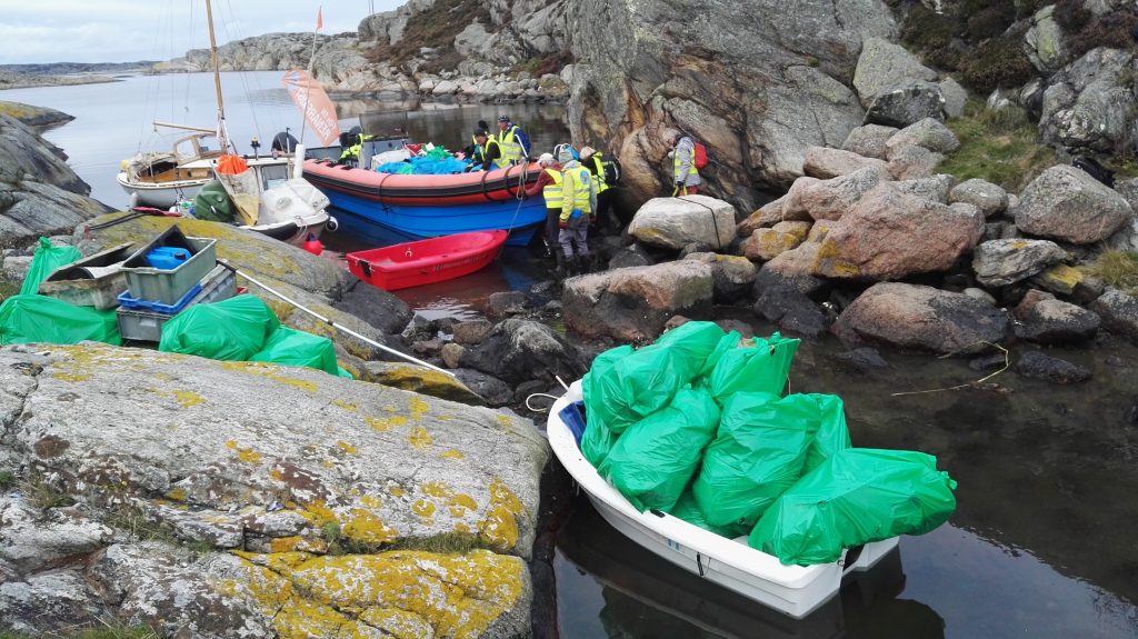 Det finns flera möjligheter att att städa stränder i organiserad form tillsammans med andra. Foto: Jens Marklund