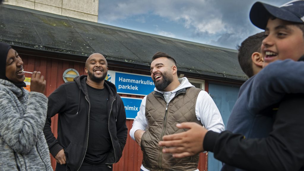 Fritidsgården Minimix i Hammarkullen där jobbar Mohammed Ali och Abdikarim Said Farah. (Mohammed med vit tröja). Foto: Kent Eng