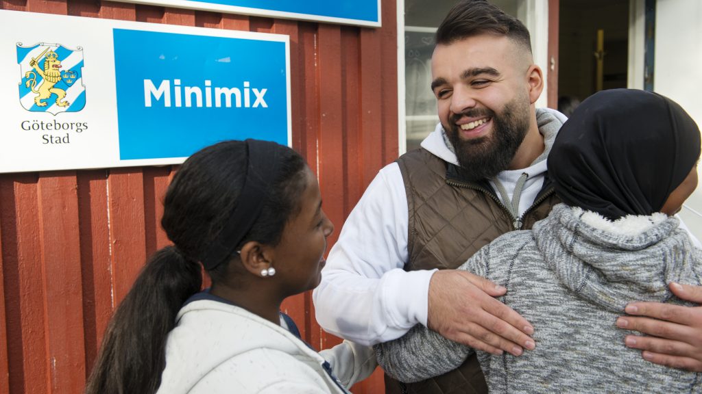 Mohammed Ali möter barnen som köar för att få komma in på Minimix. Foto: Kent Eng