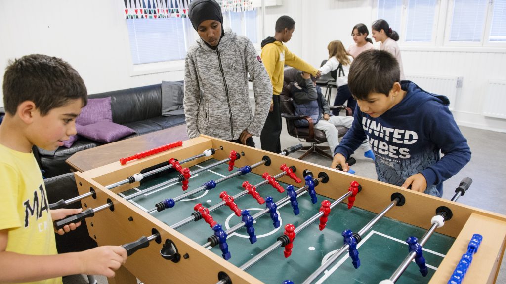 Två barn spelar fotbollsspel på Mixgården i Hammarkullen.