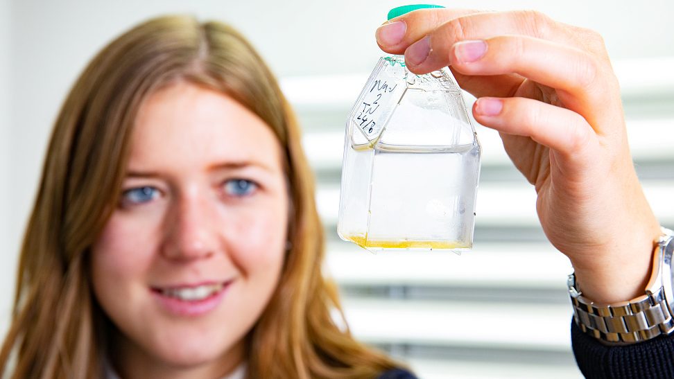 Sofie Allert ser obegränsade och oanade möjligheter i vad man kan använda alger till. Forto: Paul Björkman