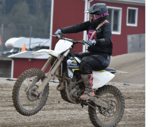 Anette Hallgren på bakhjulet. Foto: Johans crossbilder