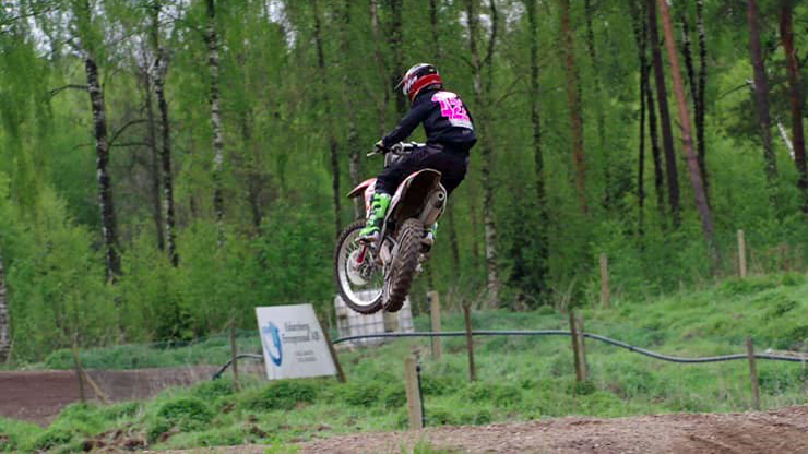 Bild på en person som hoppar med en motocross