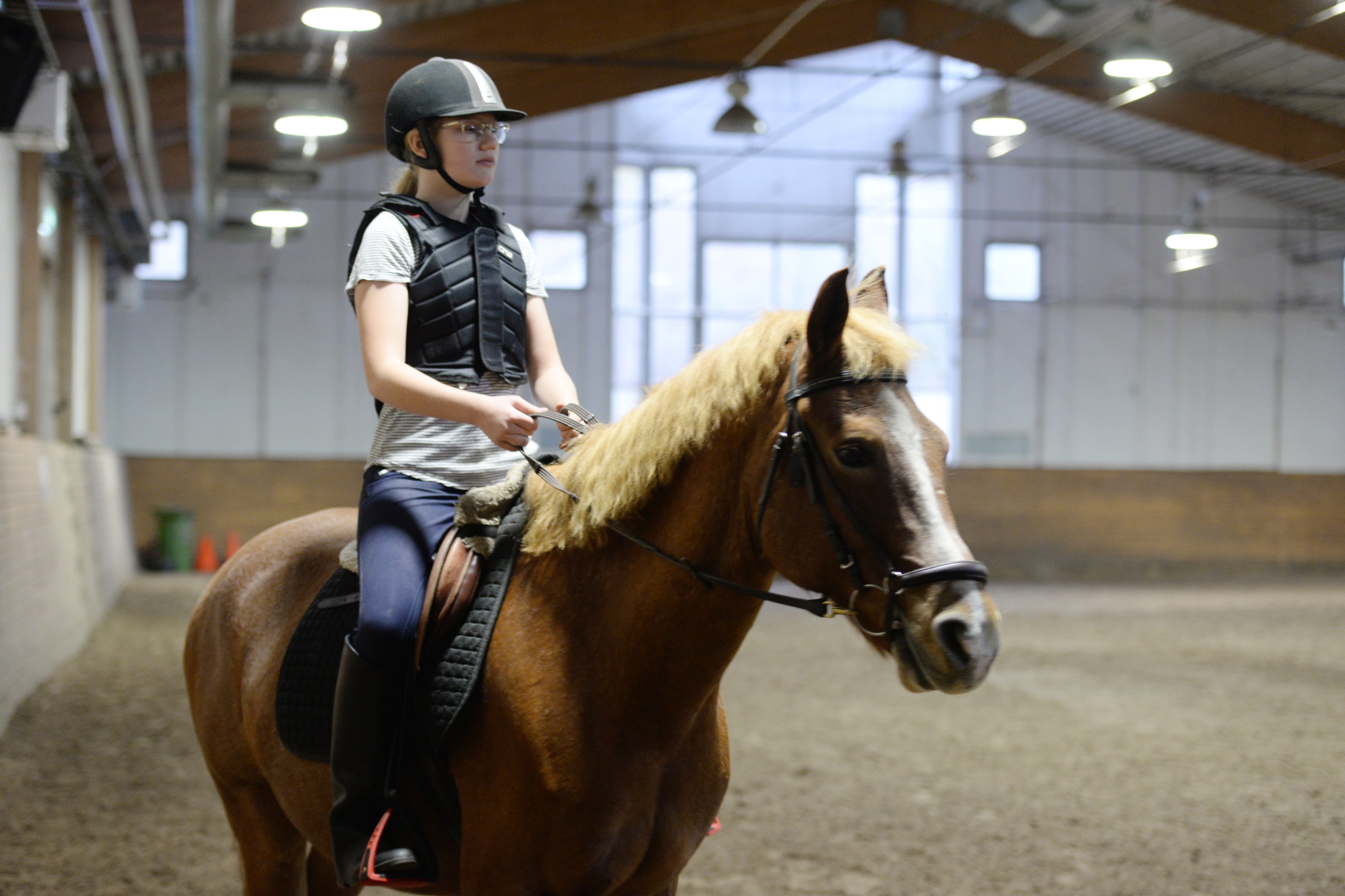 Claudia är en av de unga som kommit i kontakt med hästar tack vare samarbetet mellan BUP och Borås Fältrittklubb. Foto: Anna Nyberg