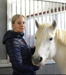Ridhuschef Sara Eriksson uppmanar fler ridskolor att knyta kontakter med andra delar av samhället.