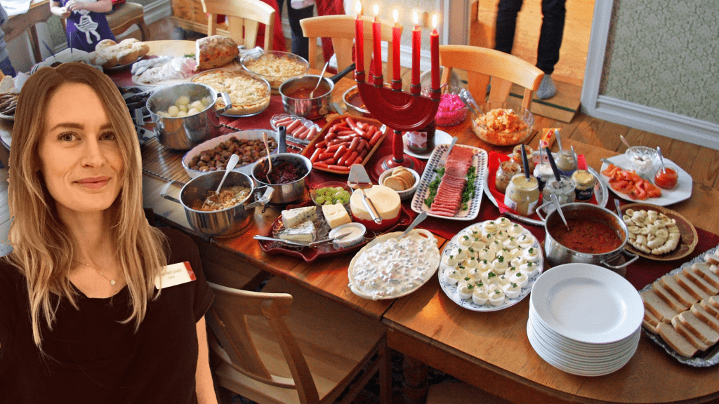 Tradiotionellt svenskt julbord med många olika rätter. Exempelvis, rödkål, sill, prinskorv, bröd, ägg och julskinka.