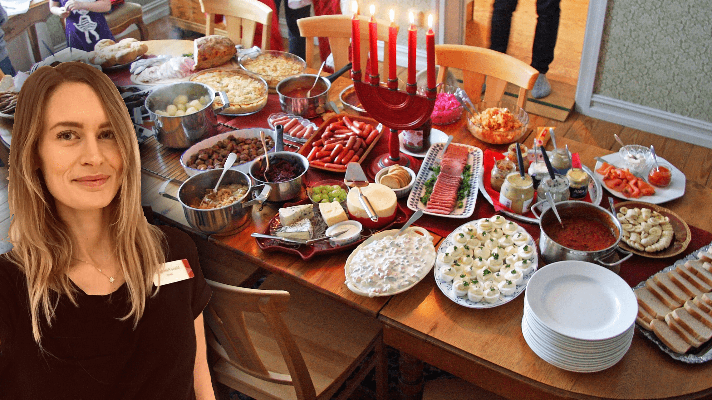 Tradiotionellt svenskt julbord med många olika rätter. Exempelvis, rödkål, sill, prinskorv, bröd, ägg och julskinka.