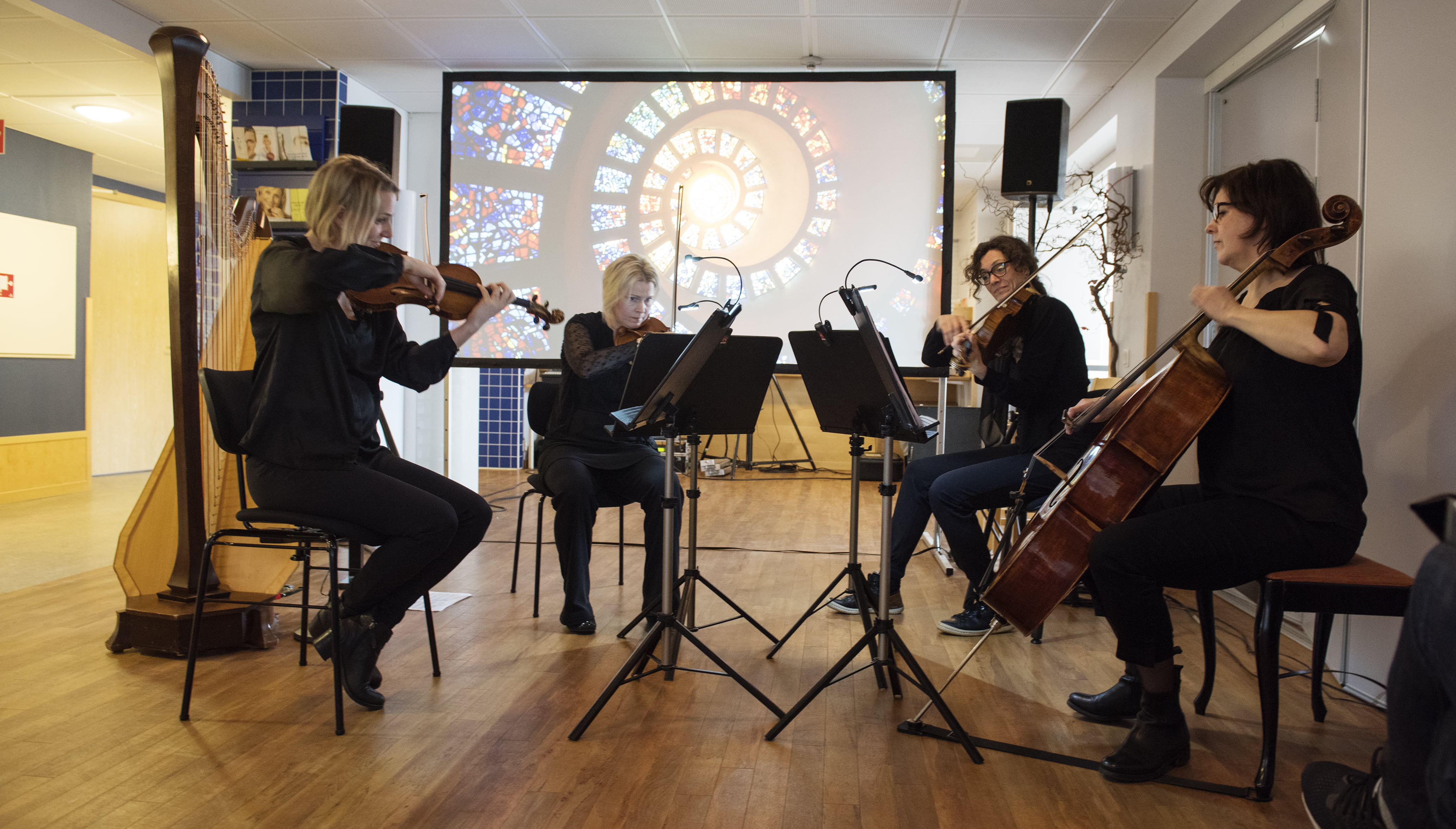 En stråkkvartett från Göteborgs Symfoniker på Solängens äldreboende ingår i ett pågående projekt där äldre ska få tillgång till kultur både digitalt och fysiskt. Från vänster Cecilia Hultkrantz första fiol, Pernilla Carlzon andra fiol, Karin Claesson viola och Lena Bergström cello.Foto: Anna Rehnberg