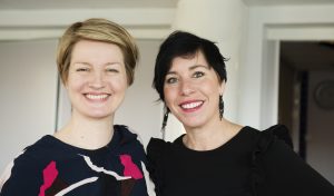 Kristiane Norvoll, producent och Eva Essvik projektledare besökte Solängens äldreboende i Vänersborg