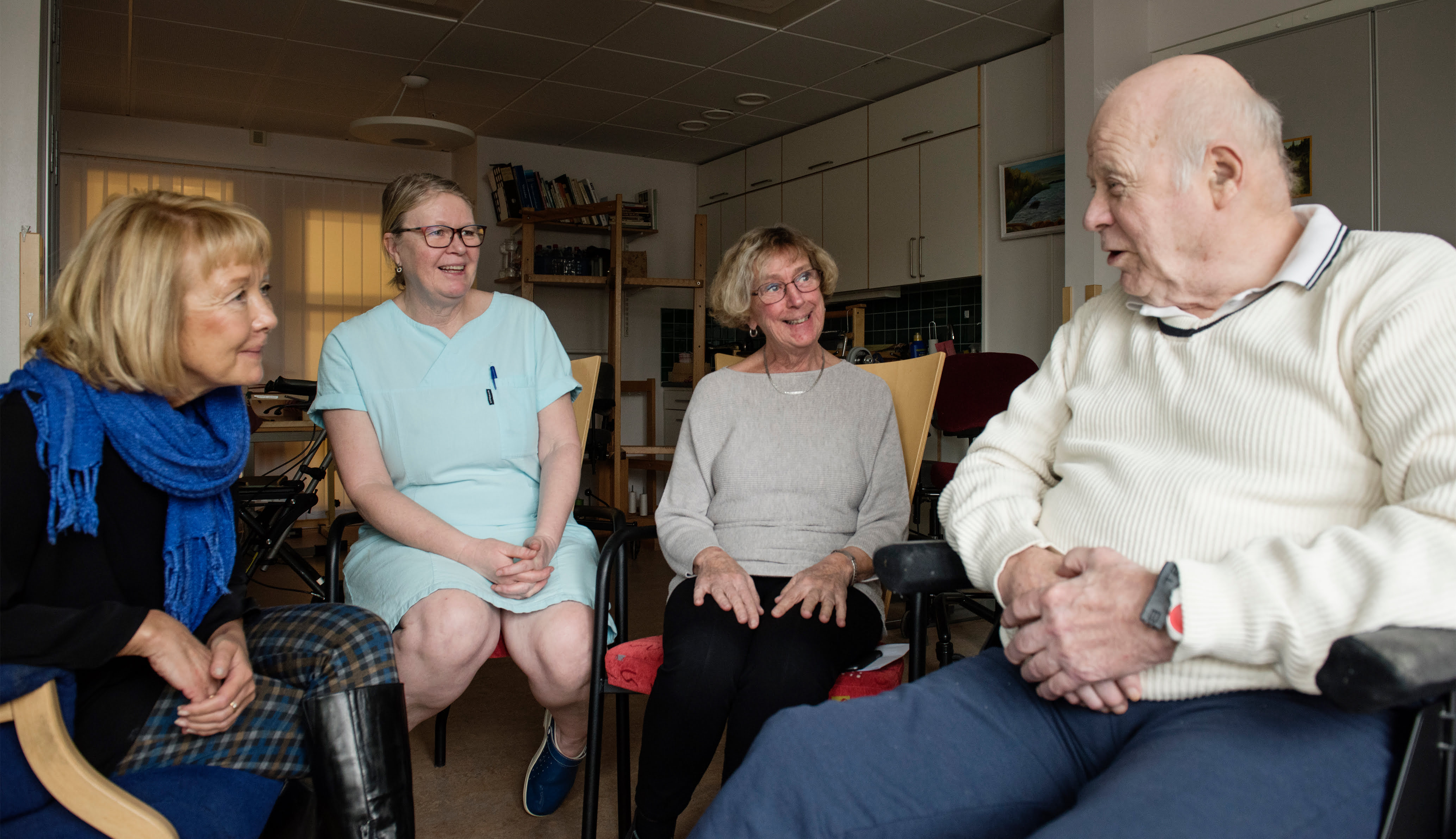 Professor Helle Wijk vid institutionen för vårdvetenskap och hälsa är på sitt andra av tio besök på äldreboenden. Här intervjuar hon stödpedagogen Irma Fredriksson, anhöriga Inger Hagemann och boende Gerard Hagemann. Foto: Anna Rehnberg