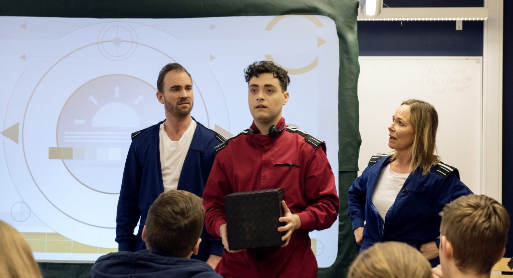 Föreställningen Dilemma spelas i ett klassrum i Sätilaskolan.