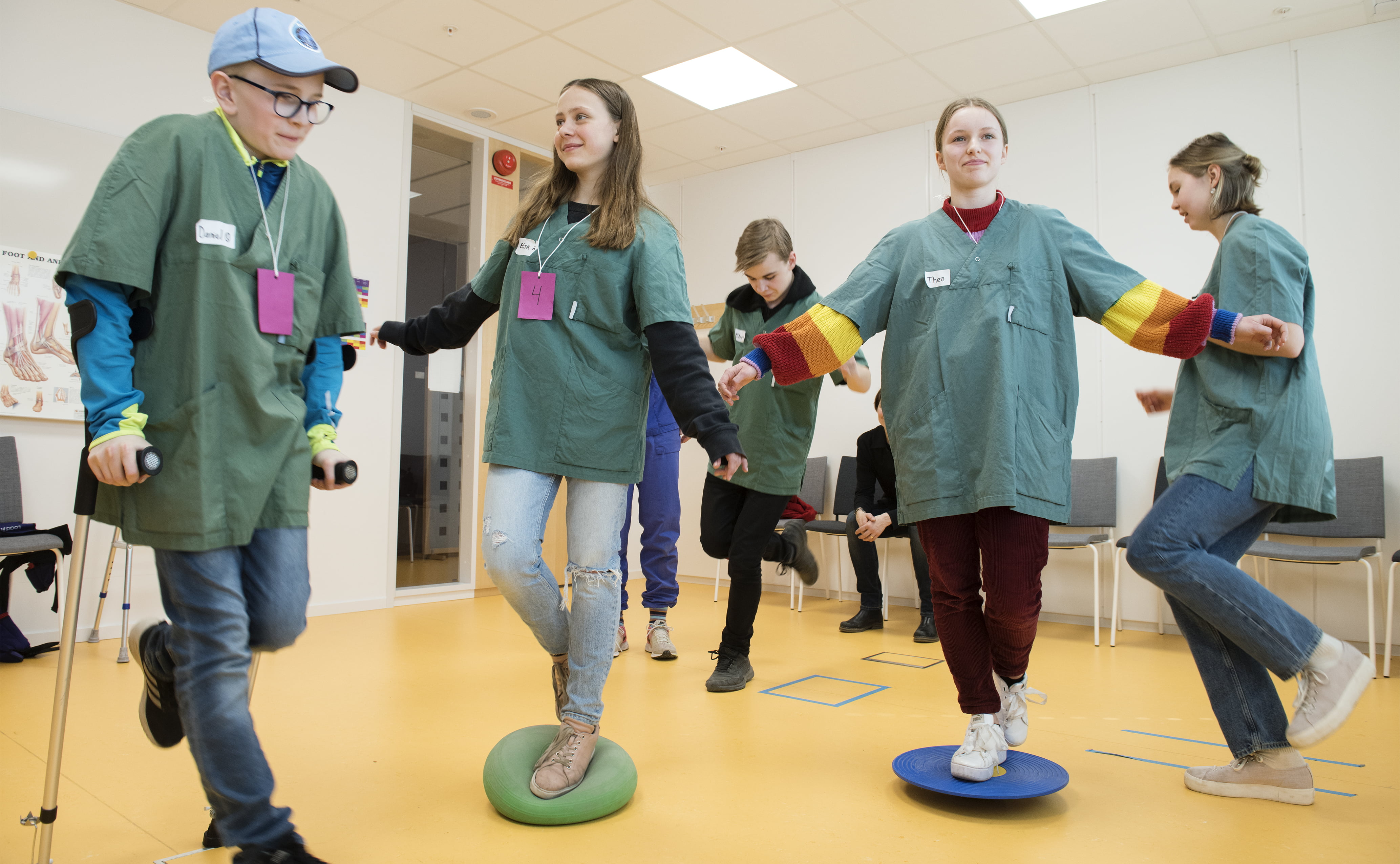 Åttondeklassare från Kålltorpsskolan får prova olika metoder att testa och träna upp balans och benstyrka. Foto: Anna Rehnberg