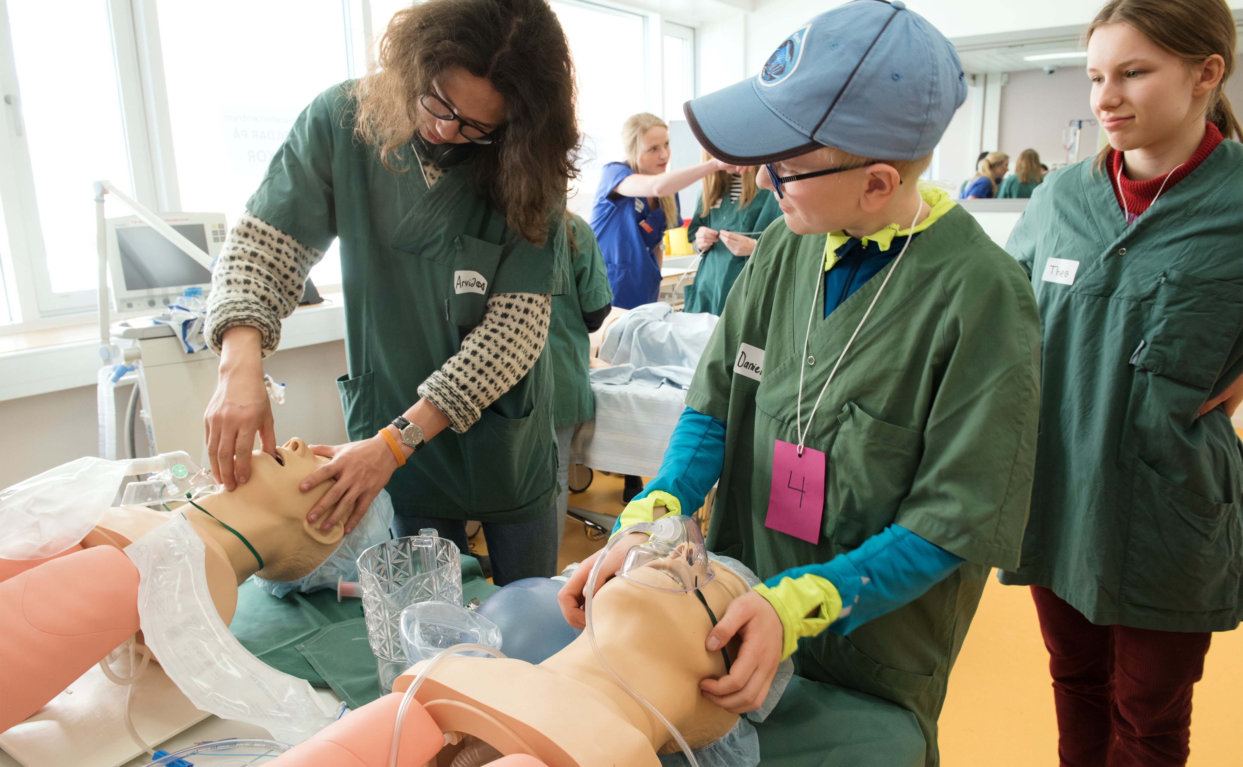 Arvid Hansen och Daniel Stow ser till att deras patienter får fria andningsvägar och tillgång till syre. Thea Björklund väntar på sin tur. Foto: Anna Rehnberg